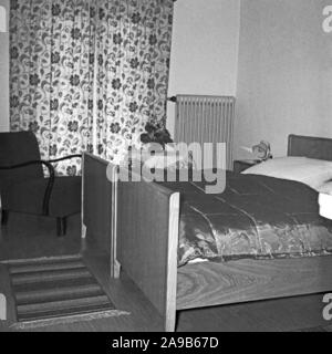 Interno di una camera da letto in un ostello, Germania 1958 Foto Stock