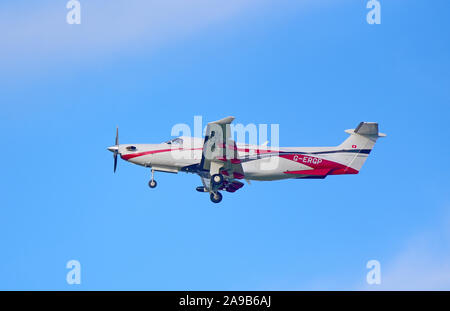 Un Pilatus PC12/47E unico propulsori turboelica aeromobili di proprietà dell'Eden Rock gruppo uscire Inverness Arport per Fairoaks EGTF vicino a Cobham Surrey. Foto Stock