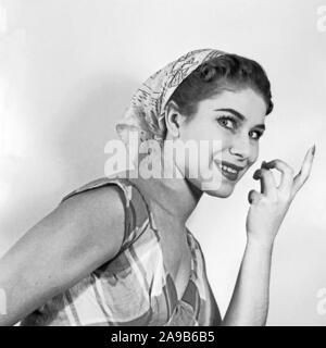 Una giovane donna che indossa un velo in posa per il fotografo, Germania 1958 Foto Stock