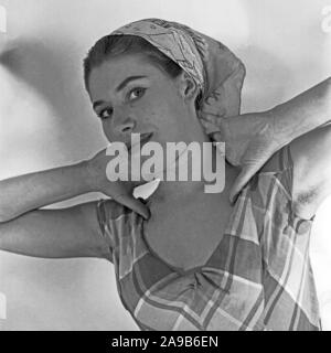 Una giovane donna che indossa un velo in posa per il fotografo, Germania 1958 Foto Stock