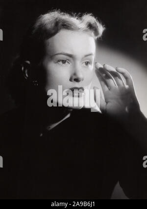 Andrea Grosske, deutsche Schauspielerin, Synchron- und Hörspielsprecherin, Deutschland Mitte 1950er Jahre. Attrice tedesca, riproduzione audio altoparlante e doppiaggio attrice Andrea Grosske, Germania a metà degli anni cinquanta. Foto Stock