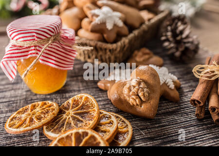 Pan di zenzero biscotti di Natale con un vasetto di miele sul tavolo da cucina - Close-up. Foto Stock