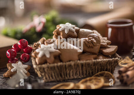 Pan di zenzero biscotti di Natale sul tavolo da cucina - Close-up. Foto Stock