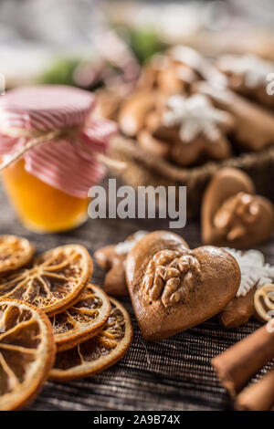 Pan di zenzero biscotti di Natale con un vasetto di miele sul tavolo da cucina - Close-up. Foto Stock