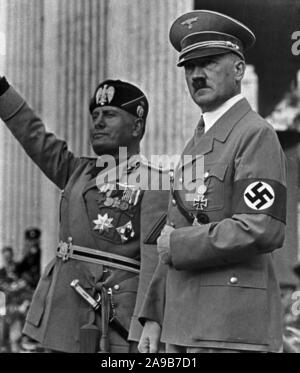 Duce italiano Benito Mussolini visita di Adolf Hitler a Berlino, Germania 1930s. Foto Stock