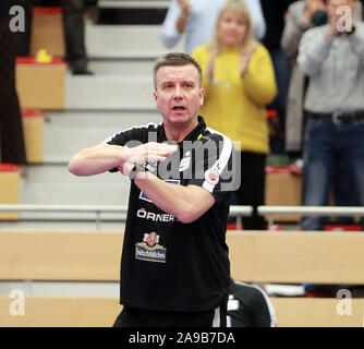 Vilsbiburg, Baviera, Germania. Xiii Nov, 2019. headcoach Alexander WAIBL (Desden), .Womens Pallavolo Bundesliga 2019/20, Rote Raben Vilsbiburg vs Dresdner SC, Nov 13, 2019, Ballsporthalle Vilsbiburg/GER. Credito: Wolfgang Fehrmann/ZUMA filo/Alamy Live News Foto Stock