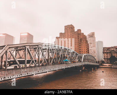 Ponte Waibaidu, giardino ponte in Cina Shanghai .cityscape in tono leggero Foto Stock