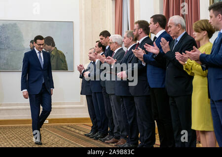 Varsavia, Polonia. Xiv Nov, 2019. Ex ministri applaudire il Primo Ministro Mateusz Morawiecki dopo la cerimonia di designazione. Credito: SOPA Immagini limitata/Alamy Live News Foto Stock