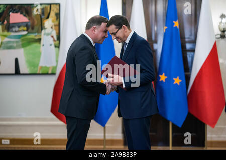 Varsavia, Polonia. Xiv Nov, 2019. Presidente Andrzej Duda e il Primo Ministro Mateusz Morawiecki agitare le mani durante la cerimonia di designazione. Credito: SOPA Immagini limitata/Alamy Live News Foto Stock