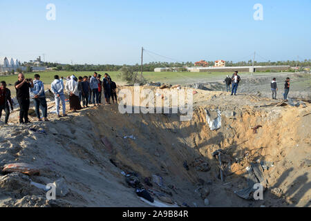 (191114) -- GAZA, nov. 14, 2019 (Xinhua) -- palestinesi ispezionare la casa danneggiata distrutta in un israeliano airstrike a Deir al-Balah, centrale della striscia di Gaza, nov. 14, 2019. 'Esercito d'Israele ha confermato un cessate il fuoco è stato concordato con la striscia di Gaza la Jihad islamica gruppo giovedì mattina. (Foto di Rizek Abdeljawad/Xinhua) Foto Stock