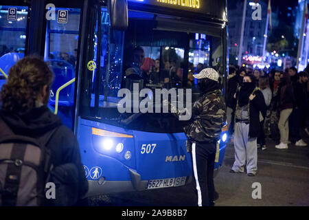 Un manifestante sta in piedi di fronte ad un bus durante la dimostrazione.La polizia municipale sfrattati senza preavviso il self-managed centro comunitario La Ingobernable de Madrid che è stato creato 4 anni fa dagli attivisti quando occupa un edificio abbandonato per dare attività culturali e sociali per la città di Madrid è uno spazio contro l'ideologia dell'attuale sindaco José Luis Martínez-Almeida. Gli attivisti hanno protestato davanti al recinto della polizia che proteggeva la costruzione e successivamente crollata la città di Madrid per fermare il traffico sulle strade principali del centro della capitale spagnola. Foto Stock