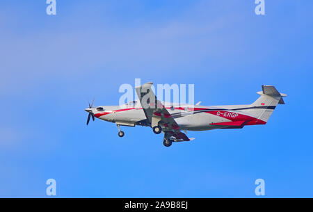 Un Pilatus PC12/47E unico propulsori turboelica aeromobili di proprietà dell'Eden Rock gruppo uscire Inverness Arport per Fairoaks EGTF vicino a Cobham Surrey. Foto Stock