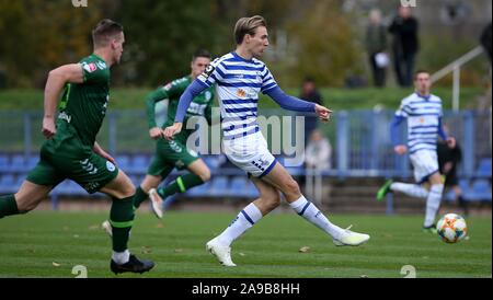 Duisburg, Deutschland. Xiv Nov, 2019. firo: 14.11.2019 calcio, 3 lega, stagione 2019/2020 MSV Duisburg - de Graafschap Doetinchem, TEST Vincent Vermeij (# 24 MSV Duisburg) goalschuss, | Utilizzo di credito in tutto il mondo: dpa/Alamy Live News Foto Stock