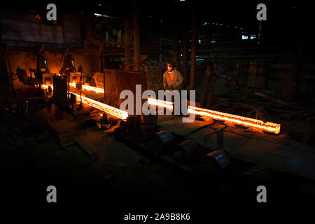 Bangladesh - 19 Maggio 2015: i lavoratori sono di lavorare all'interno di un mulino di acciaio, Demra, Dhaka, Bangladesh. Foto Stock