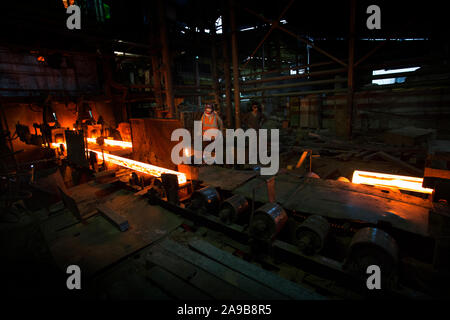 Bangladesh - 19 Maggio 2015: i lavoratori sono di lavorare all'interno di un mulino di acciaio, Demra, Dhaka, Bangladesh. Foto Stock