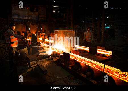 Bangladesh - 19 Maggio 2015: i lavoratori sono di lavorare all'interno di un mulino di acciaio, Demra, Dhaka, Bangladesh. Foto Stock