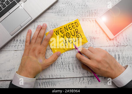 Segno di testo mostra abbiamo bisogno del vostro aiuto. Business photo testo chiedere a qualcuno di stare con voi contro la difficoltà a tenere in mano la nota la carta vicino a scrivere equipme Foto Stock