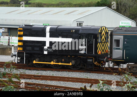 La British Rail Classe 08 è una classe di diesel-elettrico locomotiva di smistamento. 08645 St Piran ancora in uso a verde orientale vicino a Penzance, Cornwall, Regno Unito Foto Stock