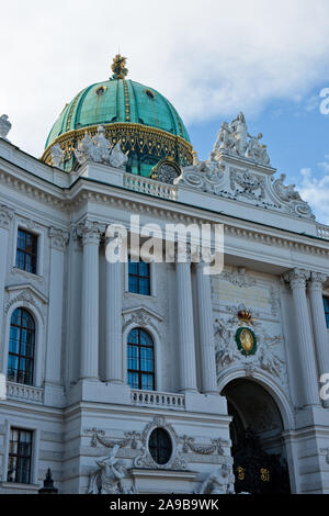 Architettura di San Michele il parafango e la porta del Palazzo di Hofburg si affaccia Michaelerplatz a Vienna Foto Stock