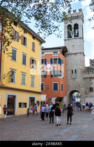 Piazza Cavour e la torre di Porta San Michele, Riva del Garda Trentino, Italia Foto Stock