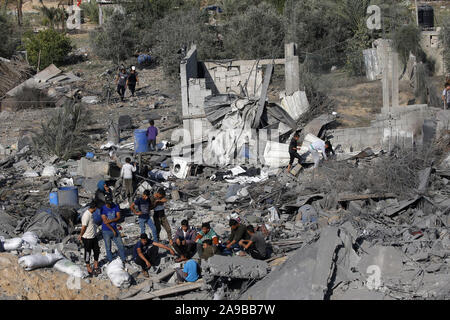 Deir Al Balah, Gaza. Xiv Nov, 2019. Palestinesi check out la distruzione a seguito di un attacco aereo israeliano a Deir al-Balah nella Striscia di Gaza meridionale, giovedì il 14 novembre 2019. Israele il militare ha detto che una notte di sciopero in Gaza ucciso un presunto Jihad commander, mentre i palestinesi i funzionari dicono che lo sciopero ha ucciso sei membri della stessa famiglia bambini compresi. Un cessate il fuoco ha preso in mano subito dopo. Foto di Ismael Mohamad/UPI Credito: UPI/Alamy Live News Foto Stock