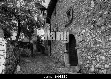 Il colle medievale borgo di Canale di Tenno da Via al Lago, Trentino-Alto Adige, Italia. Versione in bianco e nero Foto Stock