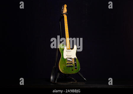 Status Quo frontman Francesco Rossi OBE's green Fender Telecaster a Londra. Foto Stock