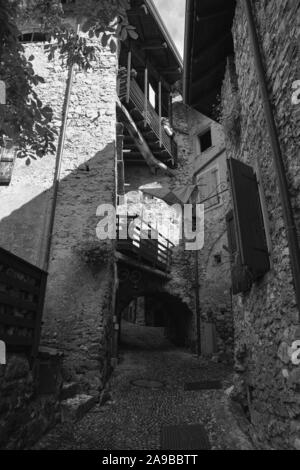 Il colle medievale borgo di Canale di Tenno da Via al Lago, Trentino-Alto Adige, Italia. Versione in bianco e nero Foto Stock