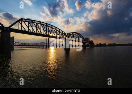 I quattro grandi andando a ponte sopra il fiume Ohio da Louisville, KY all'Indiana. Foto Stock