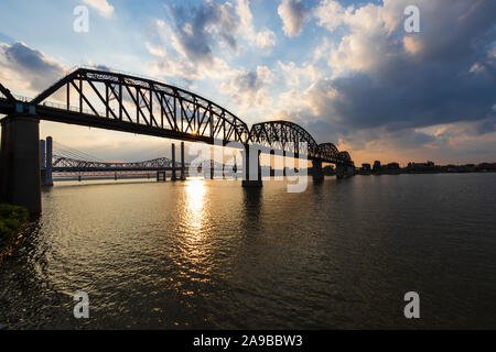 I quattro grandi andando a ponte sopra il fiume Ohio da Louisville, KY all'Indiana. Foto Stock