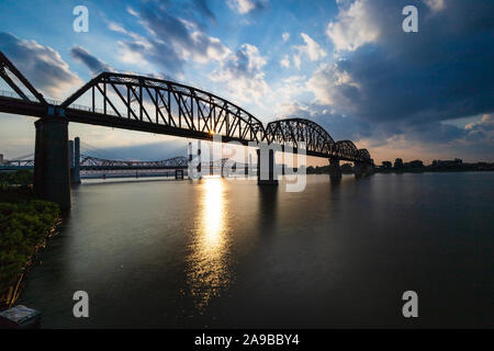 I quattro grandi andando a ponte sopra il fiume Ohio da Louisville, KY all'Indiana. Foto Stock