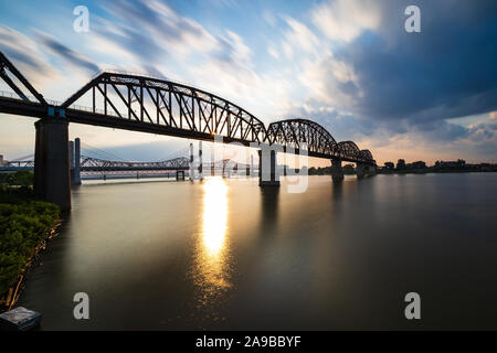 I quattro grandi andando a ponte sopra il fiume Ohio da Louisville, KY all'Indiana. Foto Stock