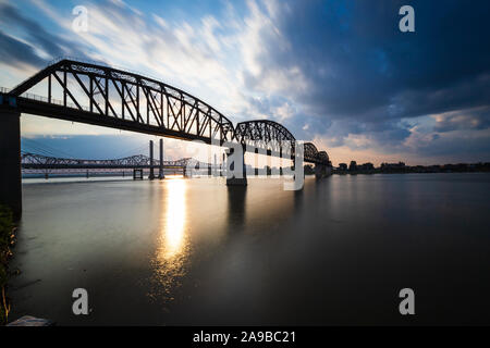 I quattro grandi andando a ponte sopra il fiume Ohio da Louisville, KY all'Indiana. Foto Stock