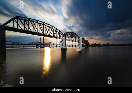 I quattro grandi andando a ponte sopra il fiume Ohio da Louisville, KY all'Indiana. Foto Stock