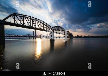 I quattro grandi andando a ponte sopra il fiume Ohio da Louisville, KY all'Indiana. Foto Stock