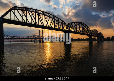 I quattro grandi andando a ponte sopra il fiume Ohio da Louisville, KY all'Indiana. Foto Stock