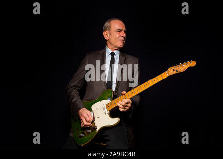 Status Quo frontman Francesco Rossi OBE svolge il suo verde Fender Telecaster a Londra. Foto Stock