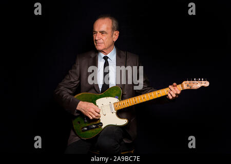 Status Quo frontman Francesco Rossi OBE svolge il suo verde Fender Telecaster a Londra. Foto Stock