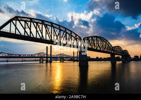 I quattro grandi andando a ponte sopra il fiume Ohio da Louisville, KY all'Indiana. Foto Stock