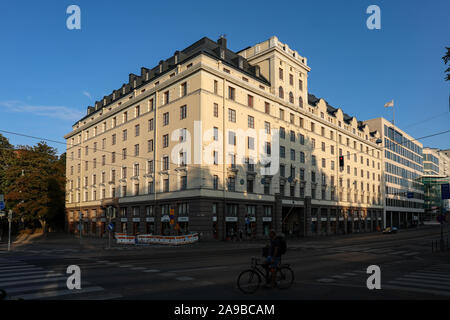 Edificio residenziale che si crogiola al sole serale all'angolo tra Unioninkatu e Siltavuorenranta nel quartiere Kruununhaka di Helsinki, Finlandia Foto Stock