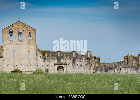 Abbazia della Santissima Trinità di Venosa. Vista della chiesa incompiuta. Regione Basilicata, Italia Foto Stock