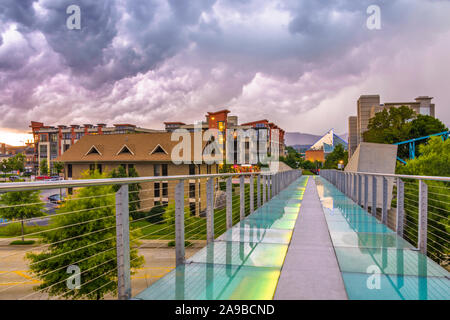 Chattanooga, Tennessee, Stati Uniti d'America downtown cityscape dal ponte pedonale su un tramonto tempestoso. Foto Stock