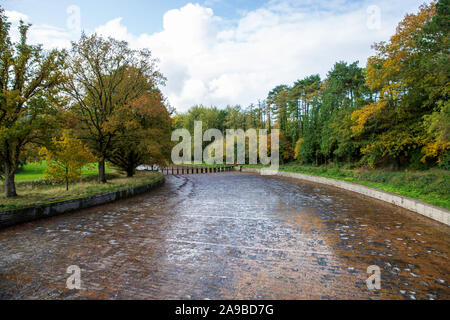 Lo sfioratore, il run off area per acqua proveniente dallo sbarramento di tracimazione a Lago di Blagdon, Bristol Foto Stock