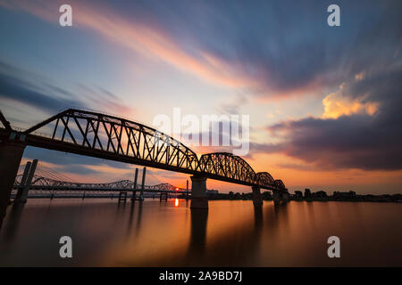 Una lunga esposizione tramonto dei quattro grandi ponte che è un ponte pedonale che attraversa il fiume Ohio e collega il Kentucky e Indiana. Foto Stock