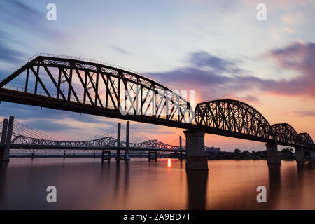 Una lunga esposizione tramonto dei quattro grandi ponte che è un ponte pedonale che attraversa il fiume Ohio e collega il Kentucky e Indiana. Foto Stock