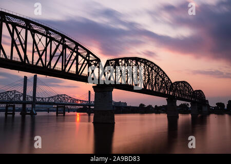 Una lunga esposizione tramonto dei quattro grandi ponte che è un ponte pedonale che attraversa il fiume Ohio e collega il Kentucky e Indiana. Foto Stock