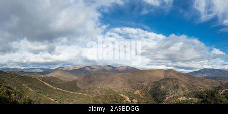 Vista panoramica della Sierra Blanca da La Mairena altezze, Ojen, Malaga, Spagna. Foto Stock