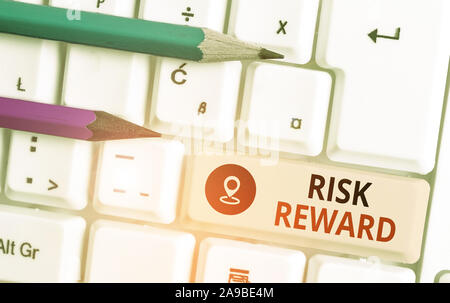 Segno di testo che mostra il rischio di ricompensa. Business photo testo valutare il potenziale di profitto di un commercio rispetto alla sua perdita Foto Stock