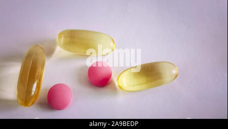 La farmacia e la medicina: compresse e capsule di close-up. Foto Stock