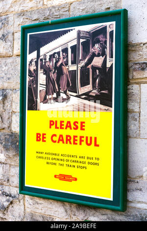 Inserzioni di sicurezza per viaggiare in treno. Anni Cinquanta anni sessanta Corfe Castle Stazione ferroviaria Dorset England Regno Unito Foto Stock